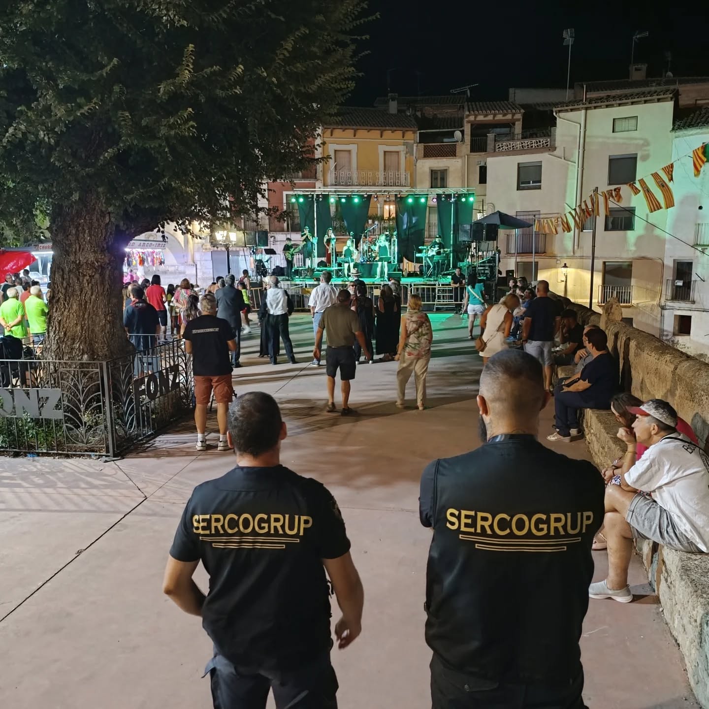 Equipo de seguridad gestionando escenario de concierto